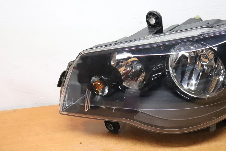Farol de halogênio esquerdo para motorista Chrysler Town & Country/Dodge Caravan 2008-2016 - Imagem 2 de 4