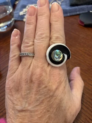Anillo de concha de mar tallado a mano con incrustaciones de madreperla talla 7 Foto 1 de 4
