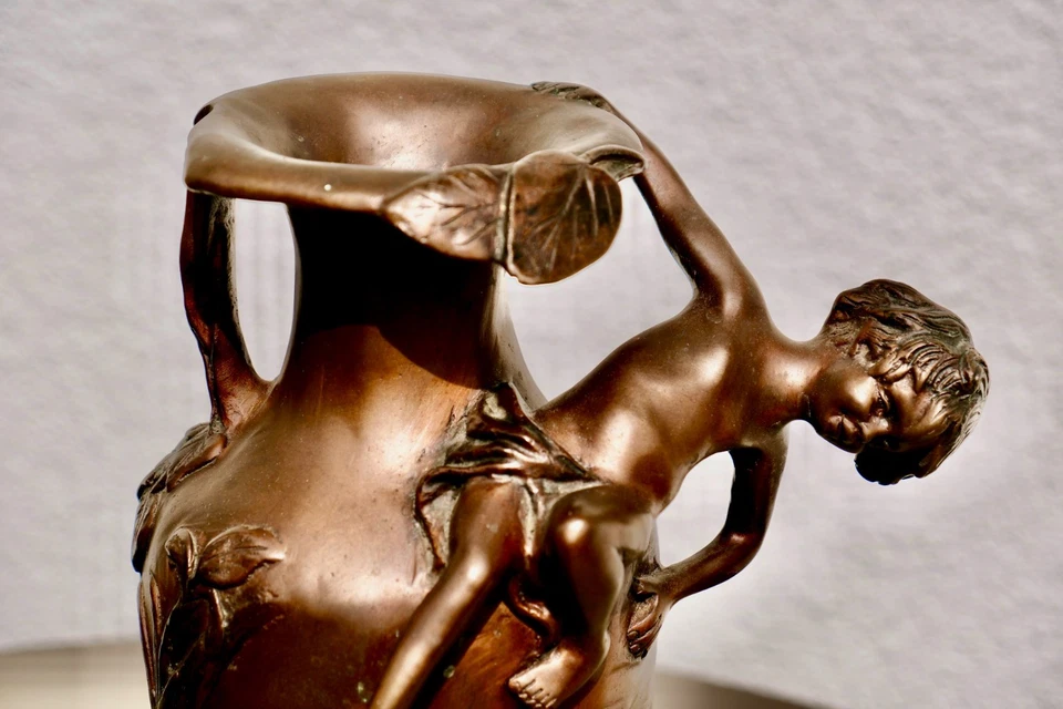 Bronze Vasen Paar, Motiv Knabe und Mädchen, nach Auguste Moreau, Höhe ca. 28 cm - Bild 2 von 4