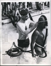 1955 Press Photo Egyptian swimmer Youssef Gerkill & Dr RH Fox breathing rig