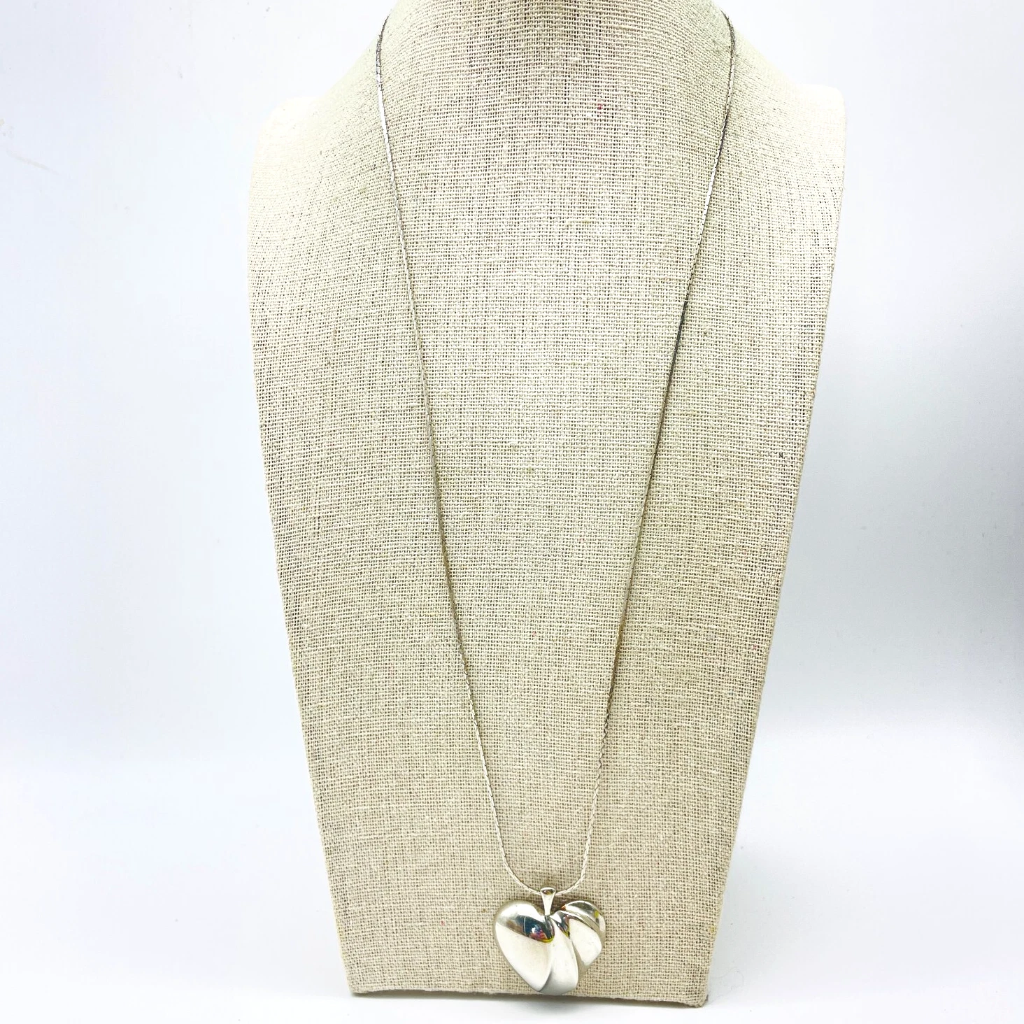 VETEMENTS Collana cuore scanalato tono argento catena cobra