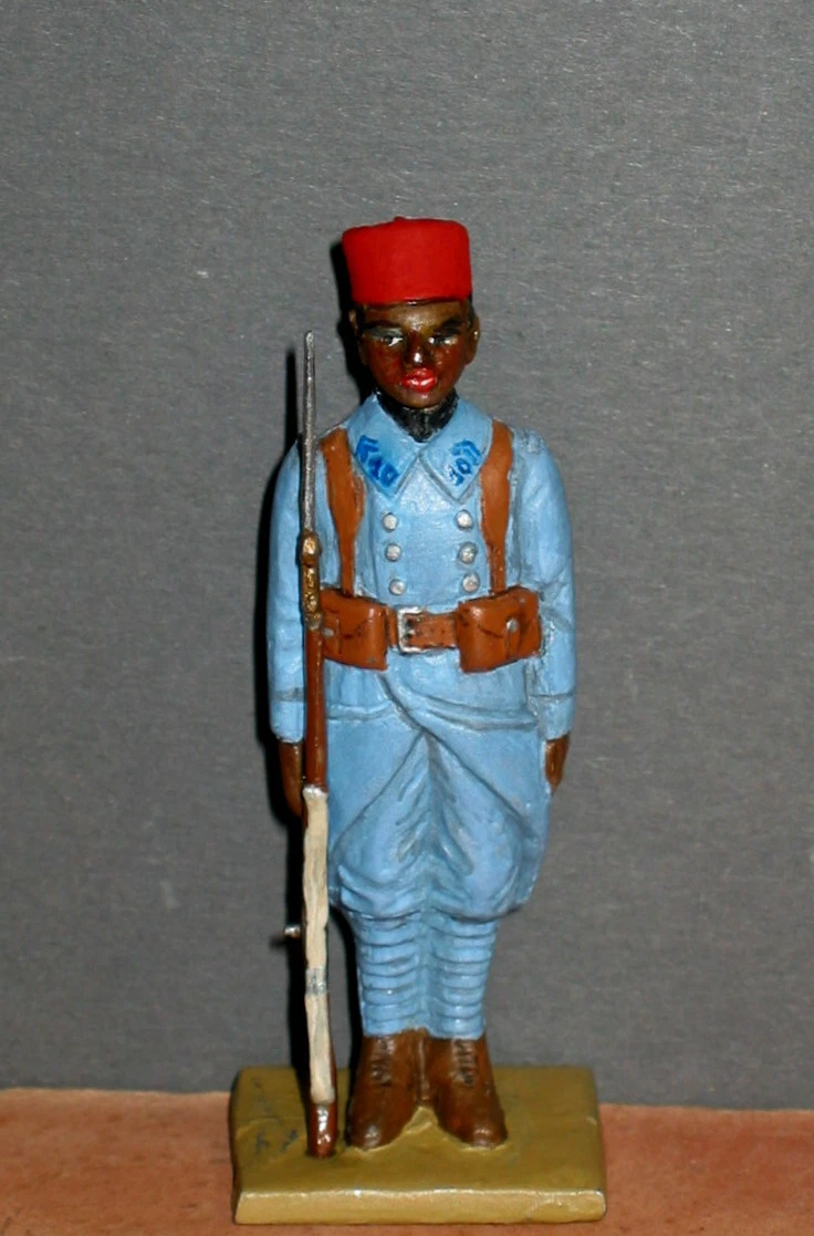 QUIRALU PLASTIQUE. 10 soldats au défilé. Différentes armes et différents socles. EUR 40,00