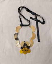 Collana con cravatta a nastro Marni, corno e dichiarazione di lucite 18"
