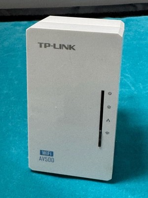 TP-Link WiFi AV500 Einzeladapter WLAN Powerline Steckdose 500 Mbps TL-WPA4220 an