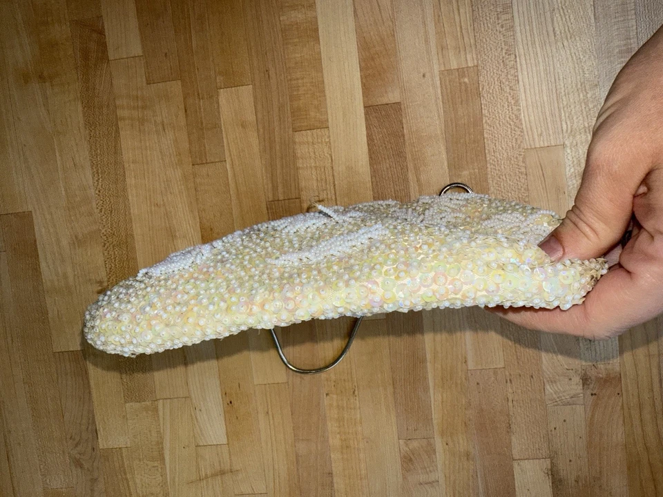 Cartera sin asas vintage años 50 marfil con cuentas cierre de beso cadena correa decoración formal Foto 4 de 4