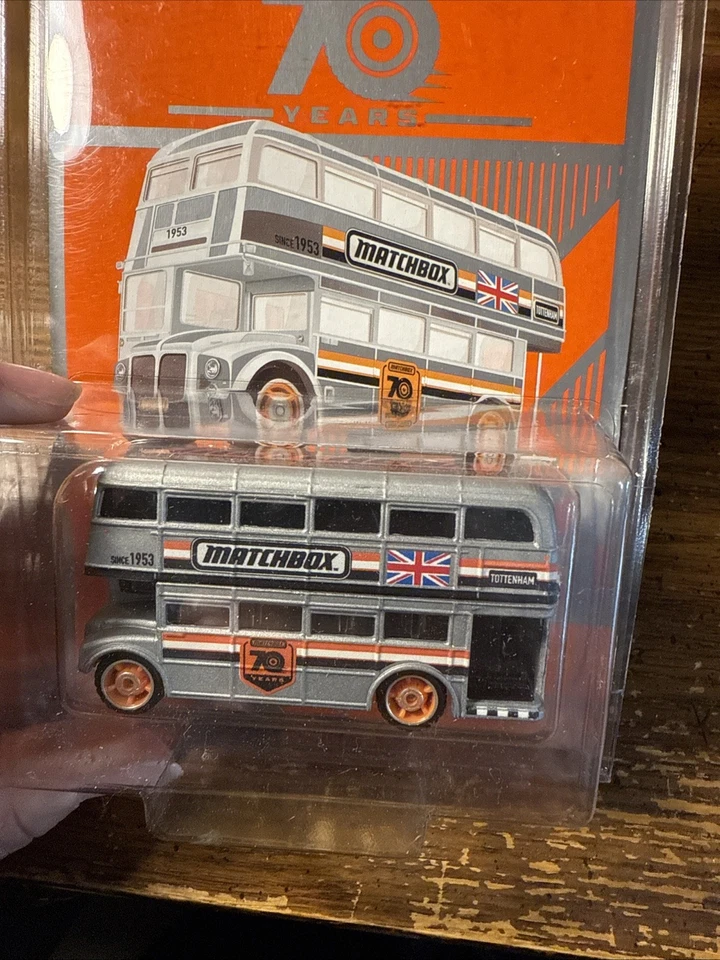 MATCHBOX 2023 ROUTEMASTER BUS 70 ANOS ANIVERSÁRIO COM PROTETOR - Imagem 2 de 4