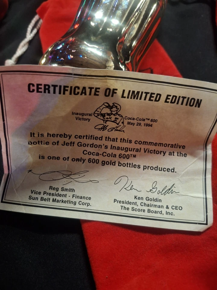 Botella de Coca-Cola Dorada y Una Botella de Coca-Cola Plateada con Certificados y un Certificado de Oro One Wout Foto 4 de 4