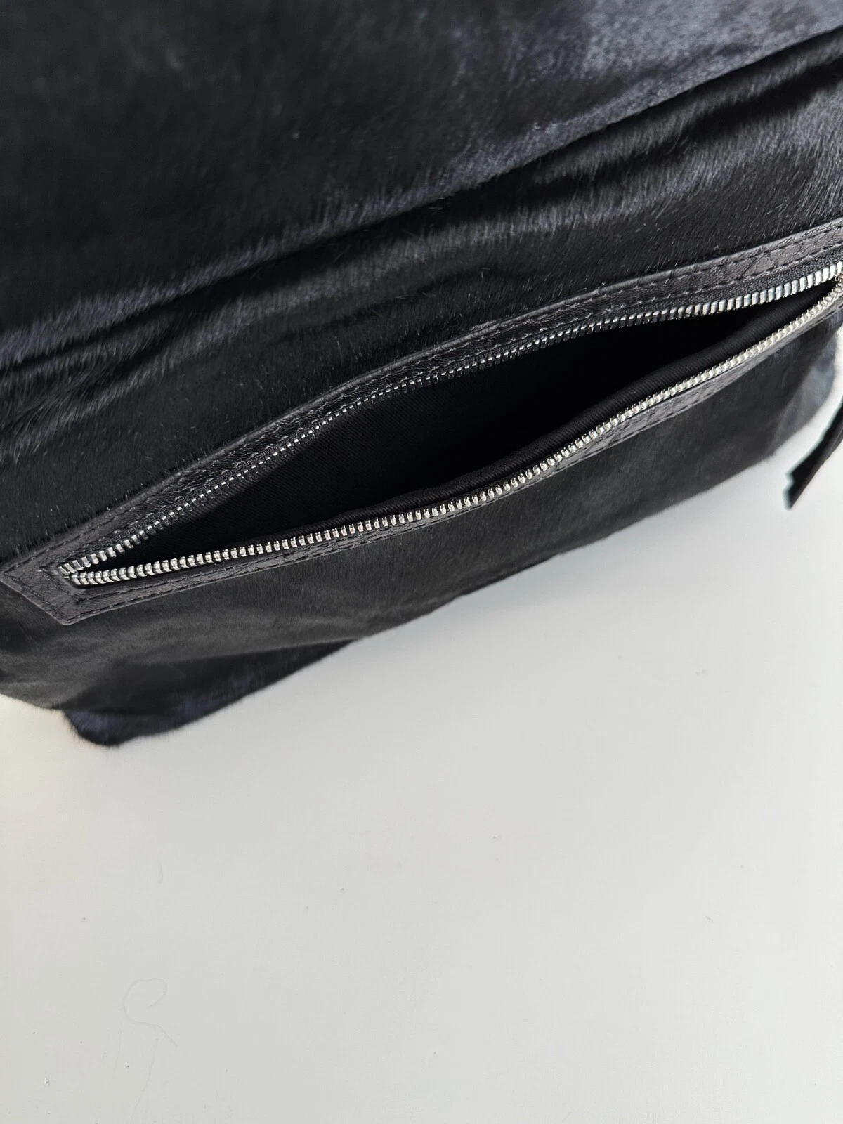 Pochette oversize pieghevole Alexander McQueen in pelle nera con capelli di vitello