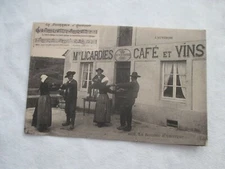 Old postcard scenes and types postcard +- 1910 Auvergne la bourrée in front of the café