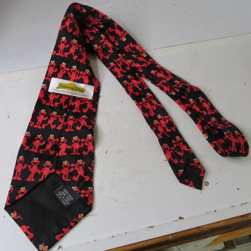 Sesame Street Elmo 100% Silk Tie Red Black All Over Pattern Walking Waving 60" - 第 4/9 張圖片