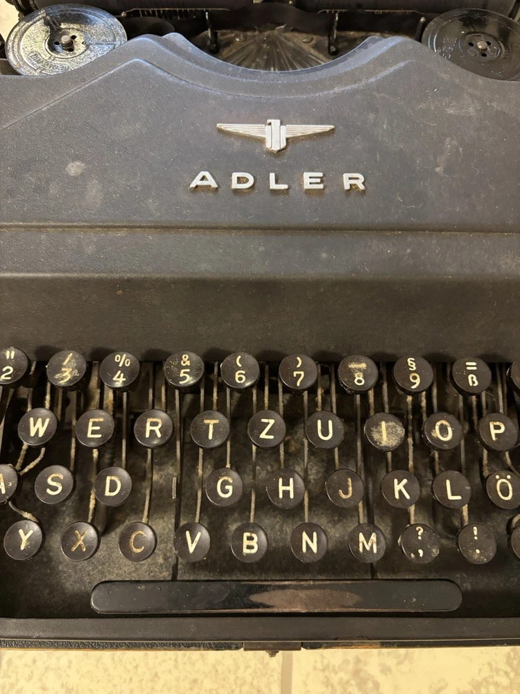 alte Adler Schreibmaschine zum Sammeln