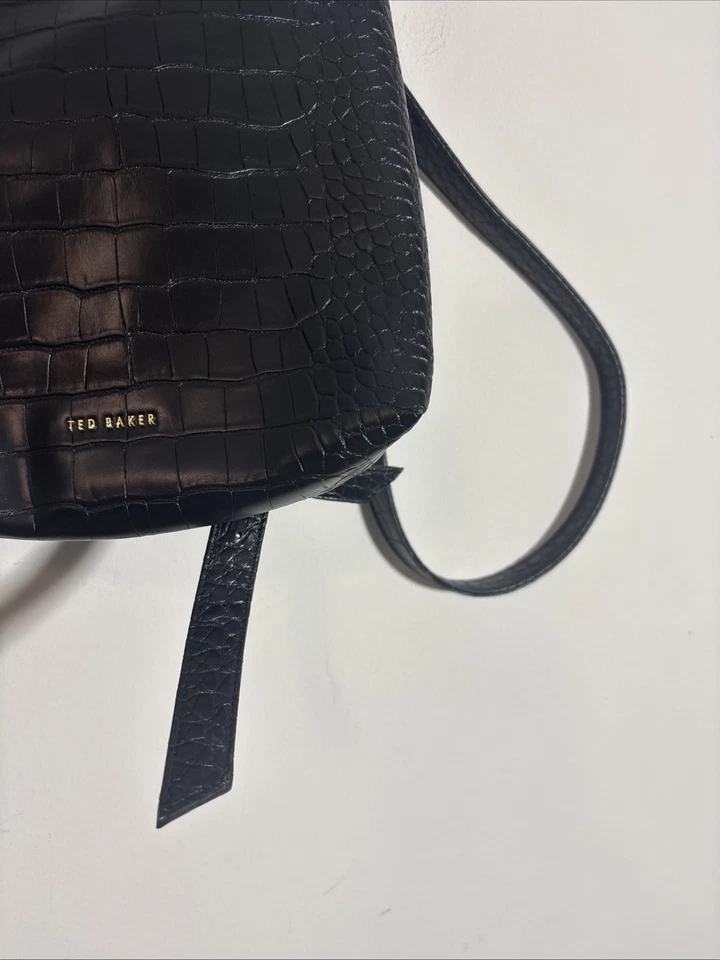 USADA EN EXCELENTE ESTADO MUJER TED BAKER LONDRES MOCHILA MONEDERO LLEVAR COCODRILO NEGRO POLI CORREAS UE Foto 4 de 4