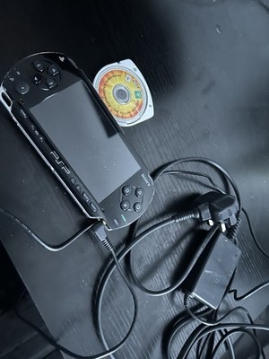 Sony PSP schwarz Handheld kommt mit Ladegerät und Spielrückseite schließt nicht vollständig