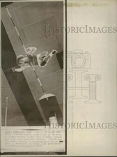 1975 Press Photo Pole Vault Steve Smith Memorial Colise - RRQ30085