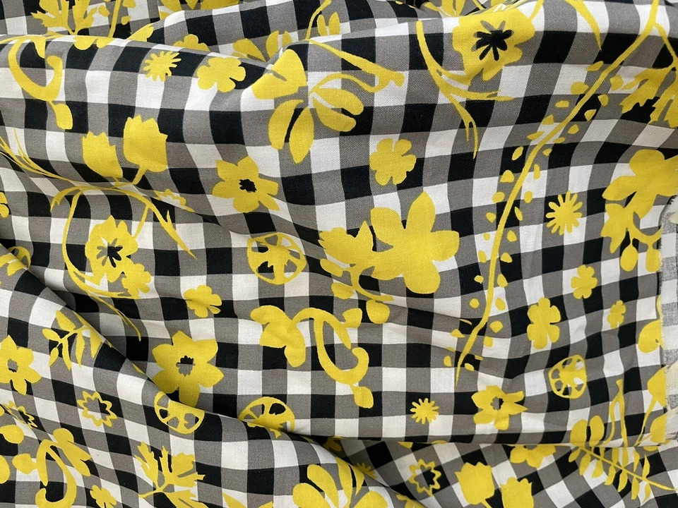 Tela de flores amarillas a cuadros negra/blanca Ikea Caroline Abild Jessen 5 yardas disponibles Foto 4 de 4