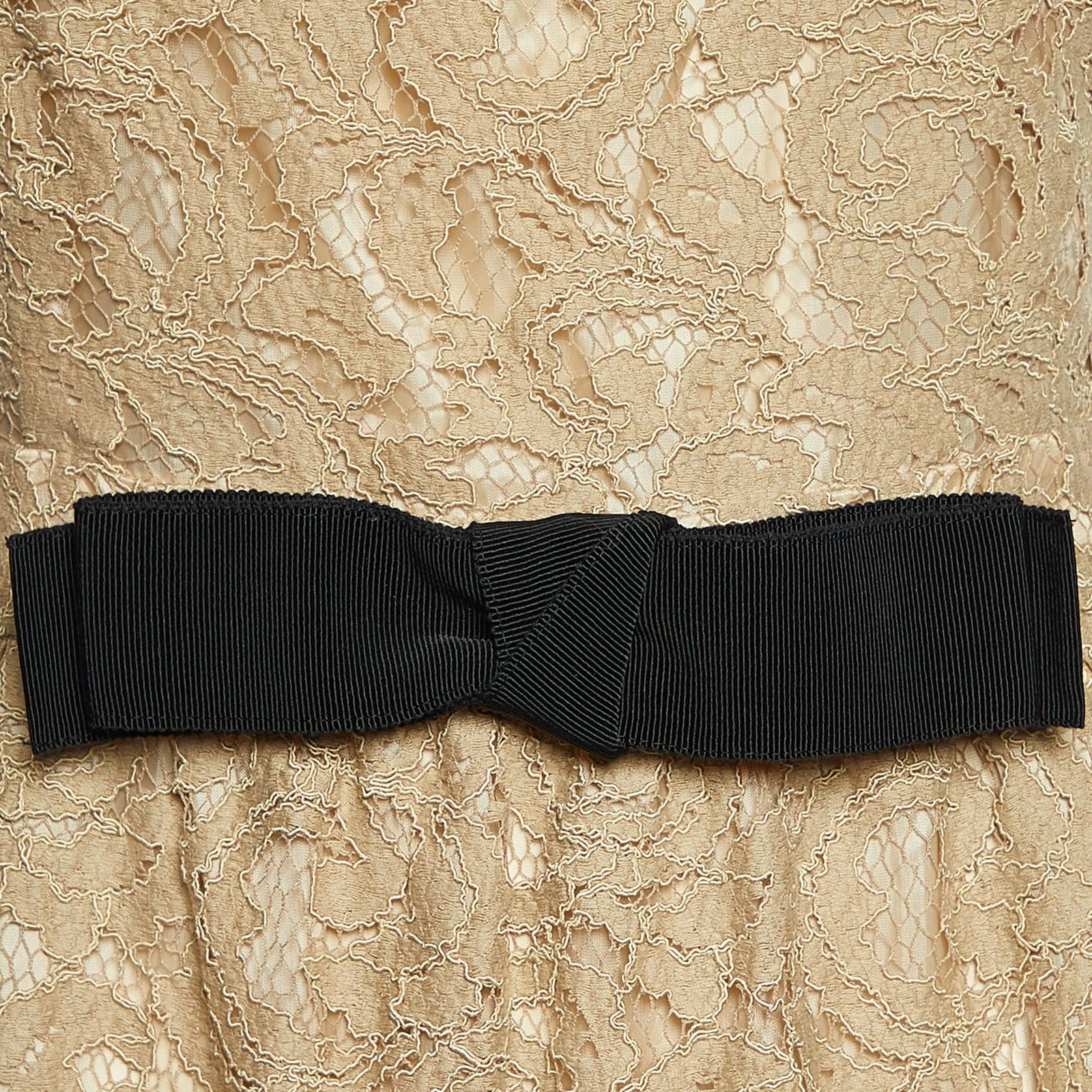 Abito Midi Moschino senza maniche beige economico e chic vernice dettaglio fiocco L