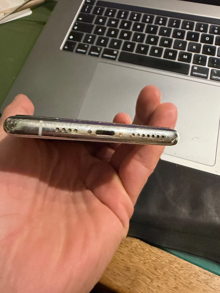 Apple iPhone XS Max - 256GB - Argento - Immagine 3 di 4