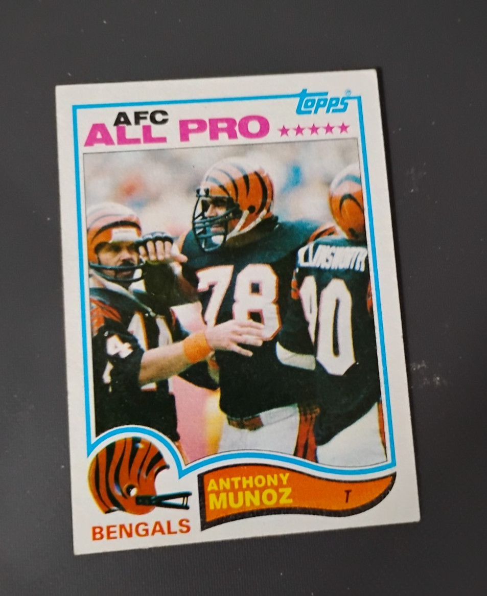 1982 Topps  Anthony Munoz #51 (RC)  Pro Football Hall of Fame in 1998 NEAR-MINT