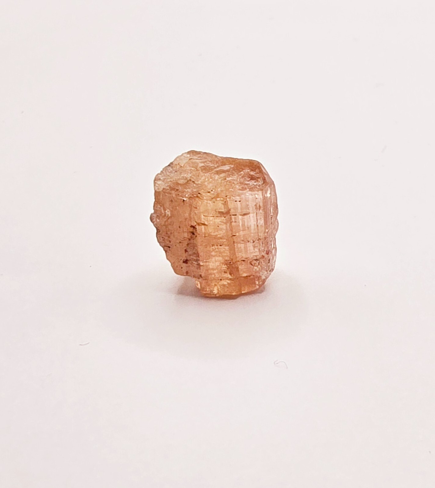 Topaze impériale naturelle 8.33 carats cristal brut d'Ouro Preto cadeau d'anniversaire unique