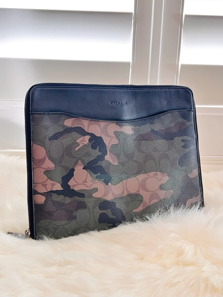 FUNDA TECH COACH F32656 PRE-LOVED EN LONA EXCLUSIVA CON ESTAMPADO CAMUFLAJE Foto 2 de 4