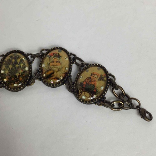 Vintage AVON Cameo Bracelet Holiday Memories Victorian Santa Antiqued Gold Tone - Picture 3 of 5