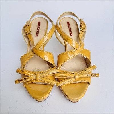 PRADA イエロー ミュール ローヒール PRADA Yellow Bow Buckle Slingback Open Toe Patent Leather Straps