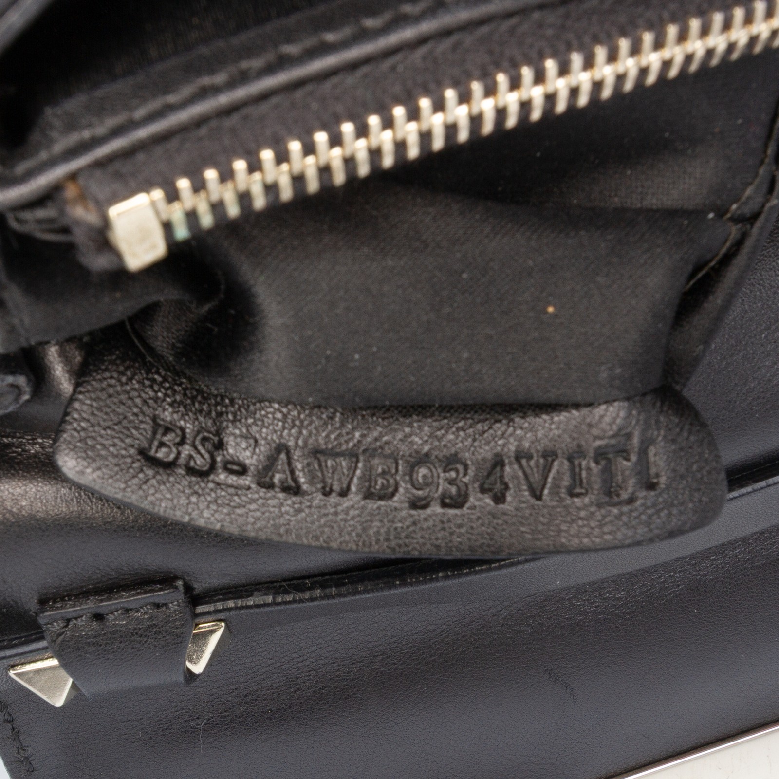 Authenticated Valentino Small Leather Rockstud Cr… - image 6