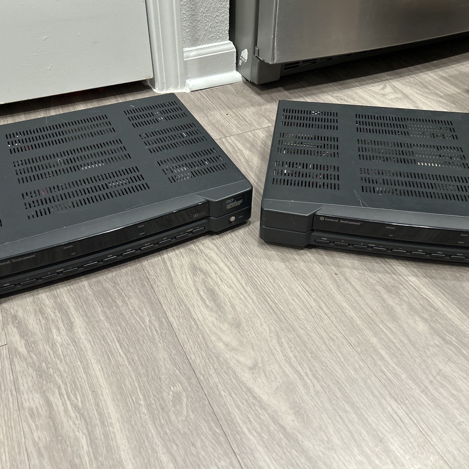 GENERAL INSTRUMENT - DCT1124 CATV CABLE TV SET TOP  BOX  - 2 Ps