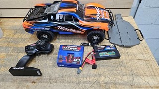 Pacchetto camion Traxxas Slash 2WD scala 1/10 brushless RC corsa corta