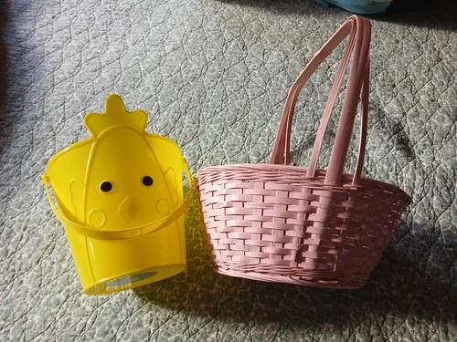 Easter baskets! Set of 2! Very cute! 