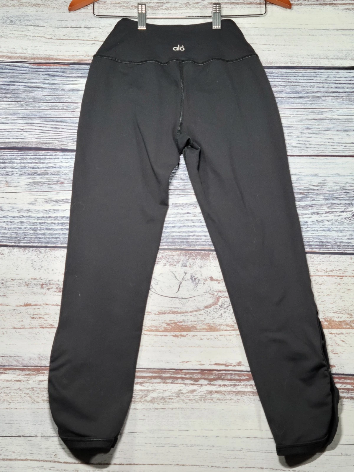 alo-yoga crop capri shirred ruched button stretch leggings