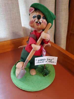 EUC 7'' Earth Day Mouse Annalee Doll, 1991, Plant a Tree, Shovel