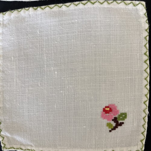 Tovaglioli da tè in lino ricamati fatti a mano rosa floreale blu rosso verde 6”x6”. - Foto 3 di 11
