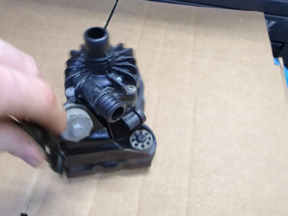 Bomba de agua auxiliar híbrida BMW X5M X6M X6 2010-14 11517584088 (CÓDIGO DE FECHA 2016) Foto 4 de 4