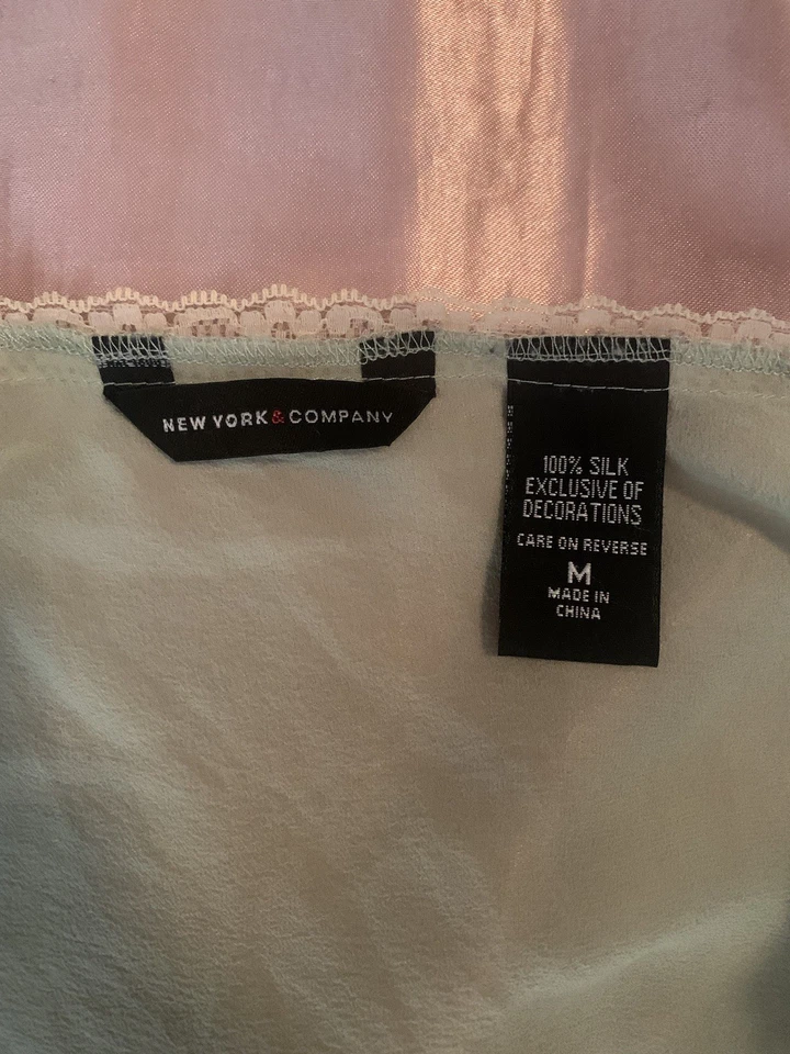 Top verde seda salvia New York & Company con encaje beige talla M Foto 4 de 4