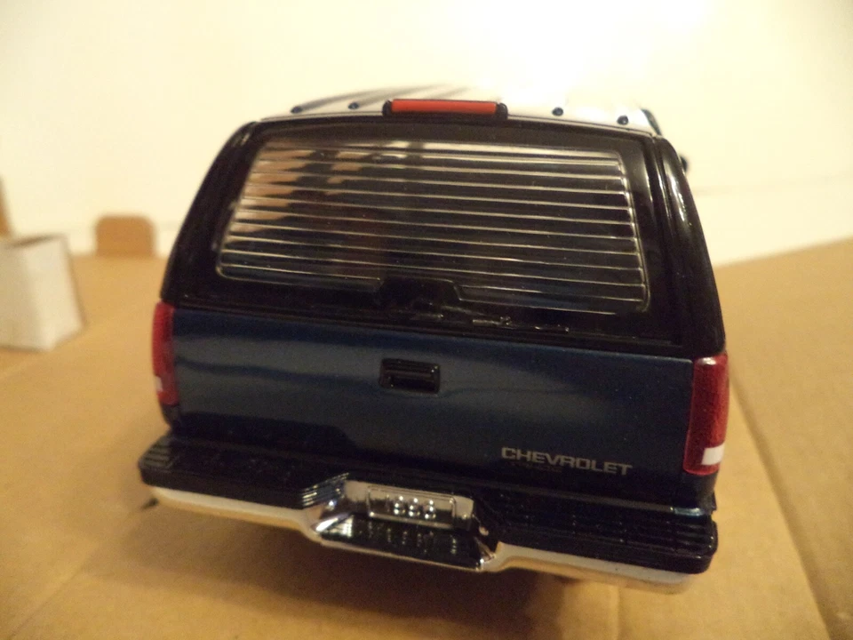 AMT ERTL 1996 Chevrolet Tahoe Promo Dealer SUV Blue Plastic Model NEW IN BOX - Image 4 of 4