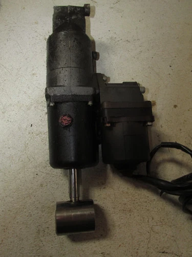 Suzuki DF70 70hp Outboard Tilt Trim Unit