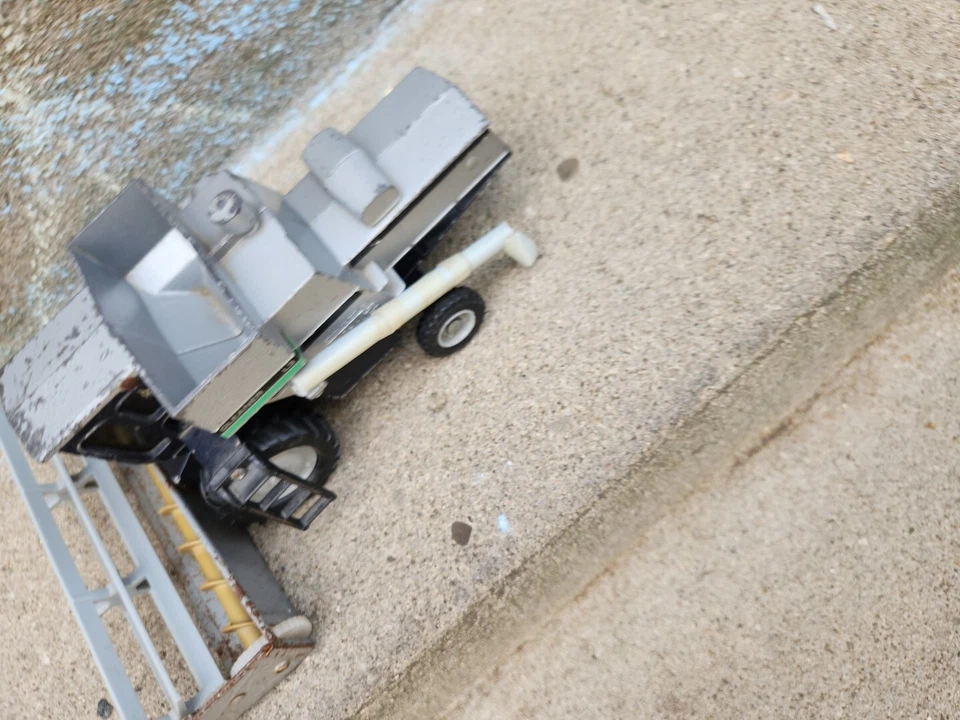 1/32 Gleaner L3 Deutz Allis Combine With Grain Head. Ertl Stock No. 1207 - Image 4 of 4