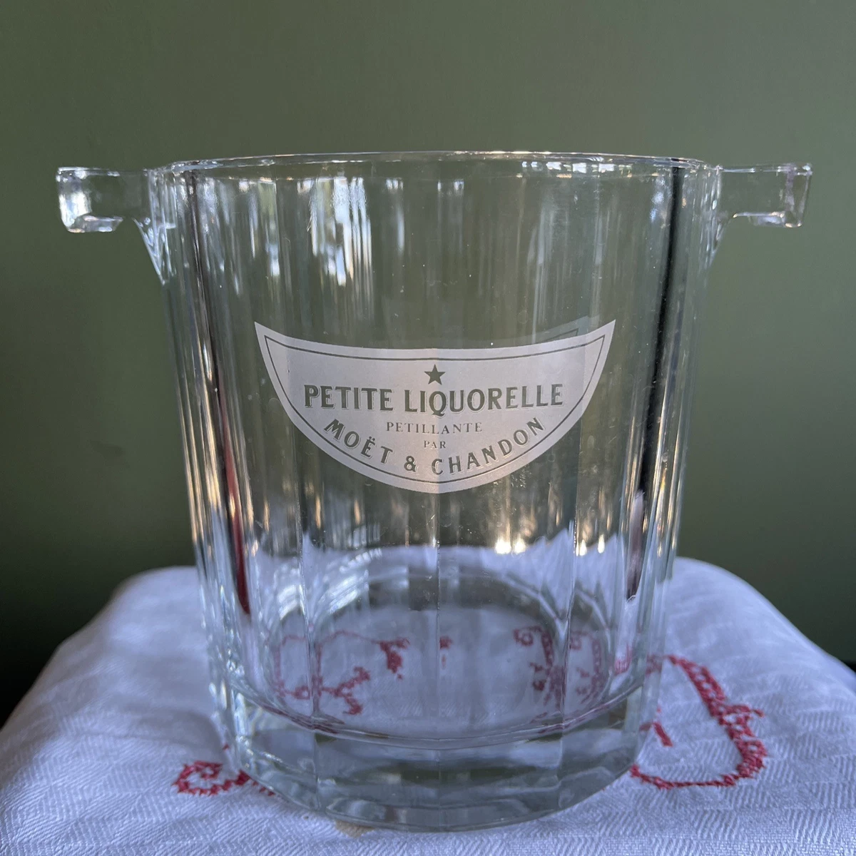 Funky ice bucket with glasses as handles