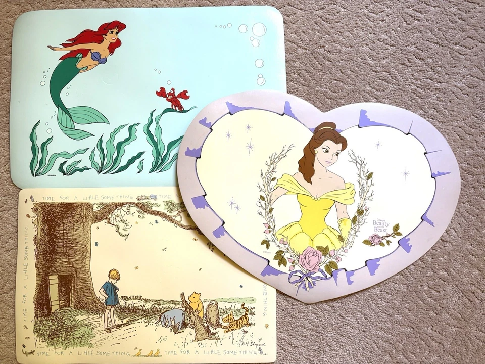 Menge 3 Vintage Vinyl Tischsets Disney Die Schöne und das Biest, Pooh, kleine Meerjungfrau - Bild 1 von 4