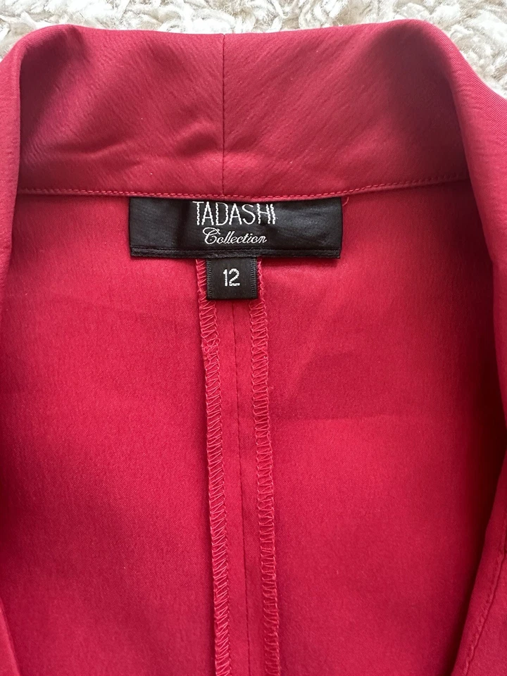 Chaqueta roja plisada de la colección Tadashi Foto 3 de 4