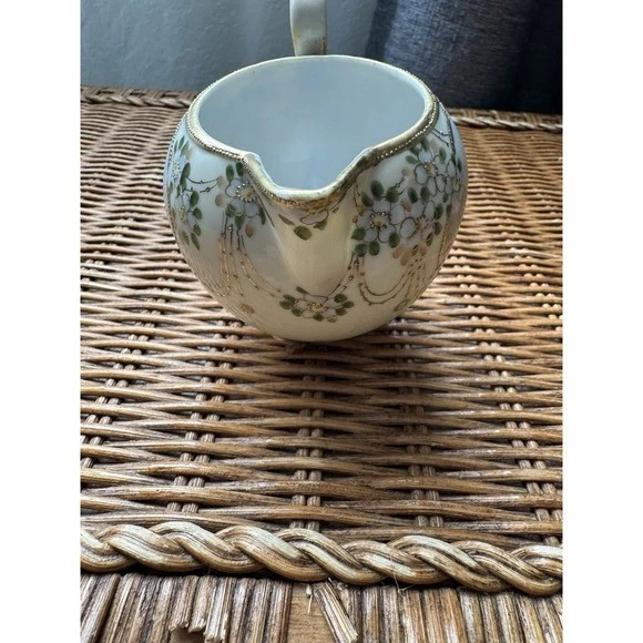 Jarra crema nipón pintada a mano paisaje escénico borde dorado patas Foto 2 de 4