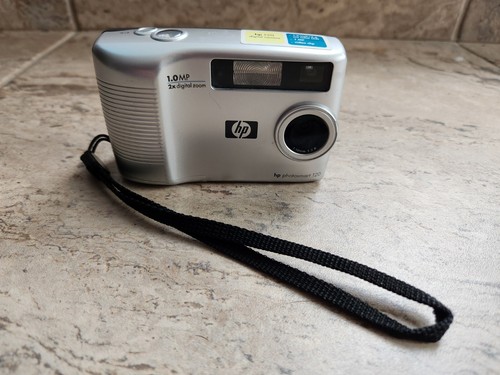 HP Photosmart 120 Digital Camera Silver 1.0 MP, 2x Digital Zoom - Picture 1 of 7