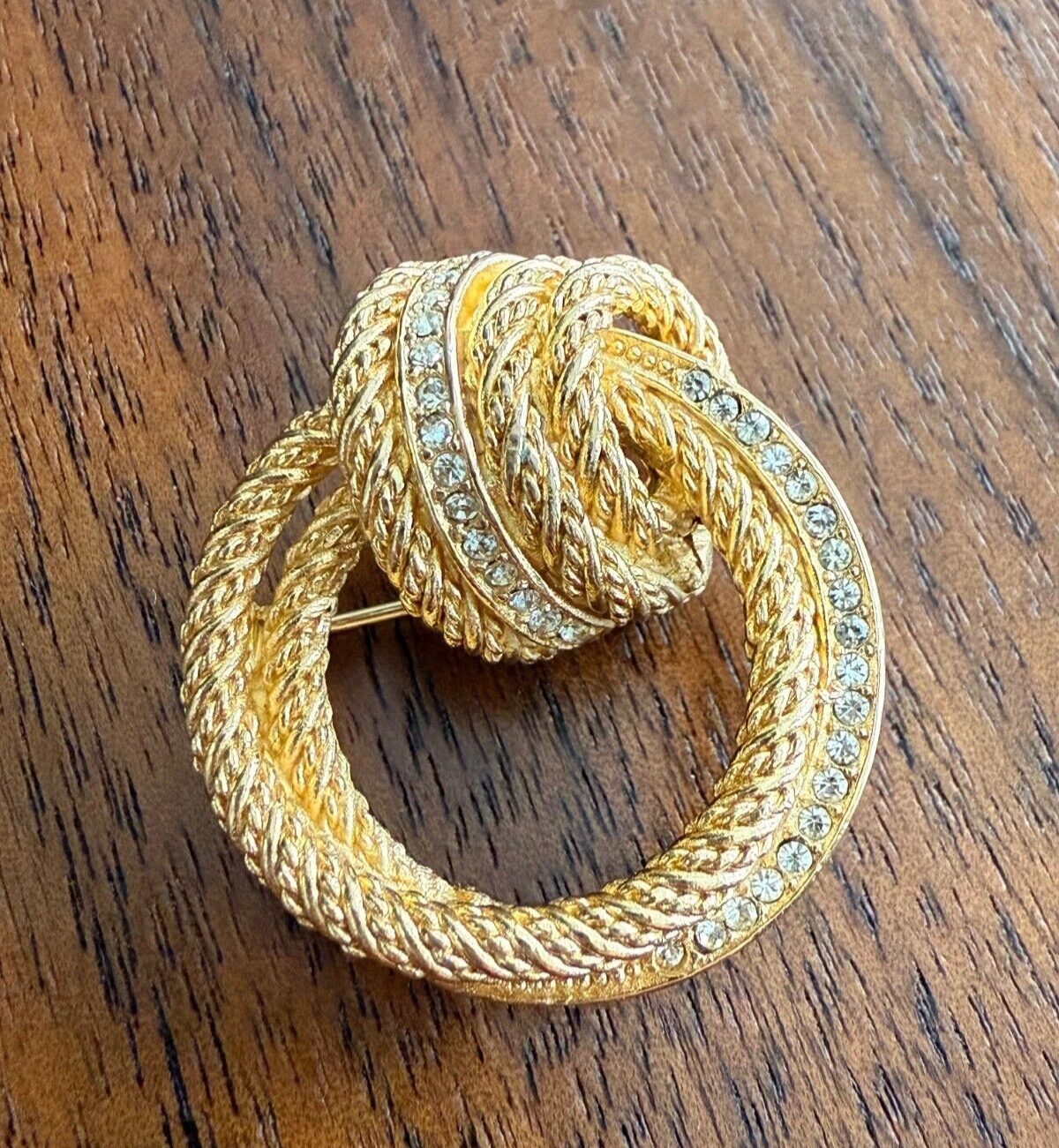 Broche vintage Christian Dior ton or corde torsadée nœud rond strass