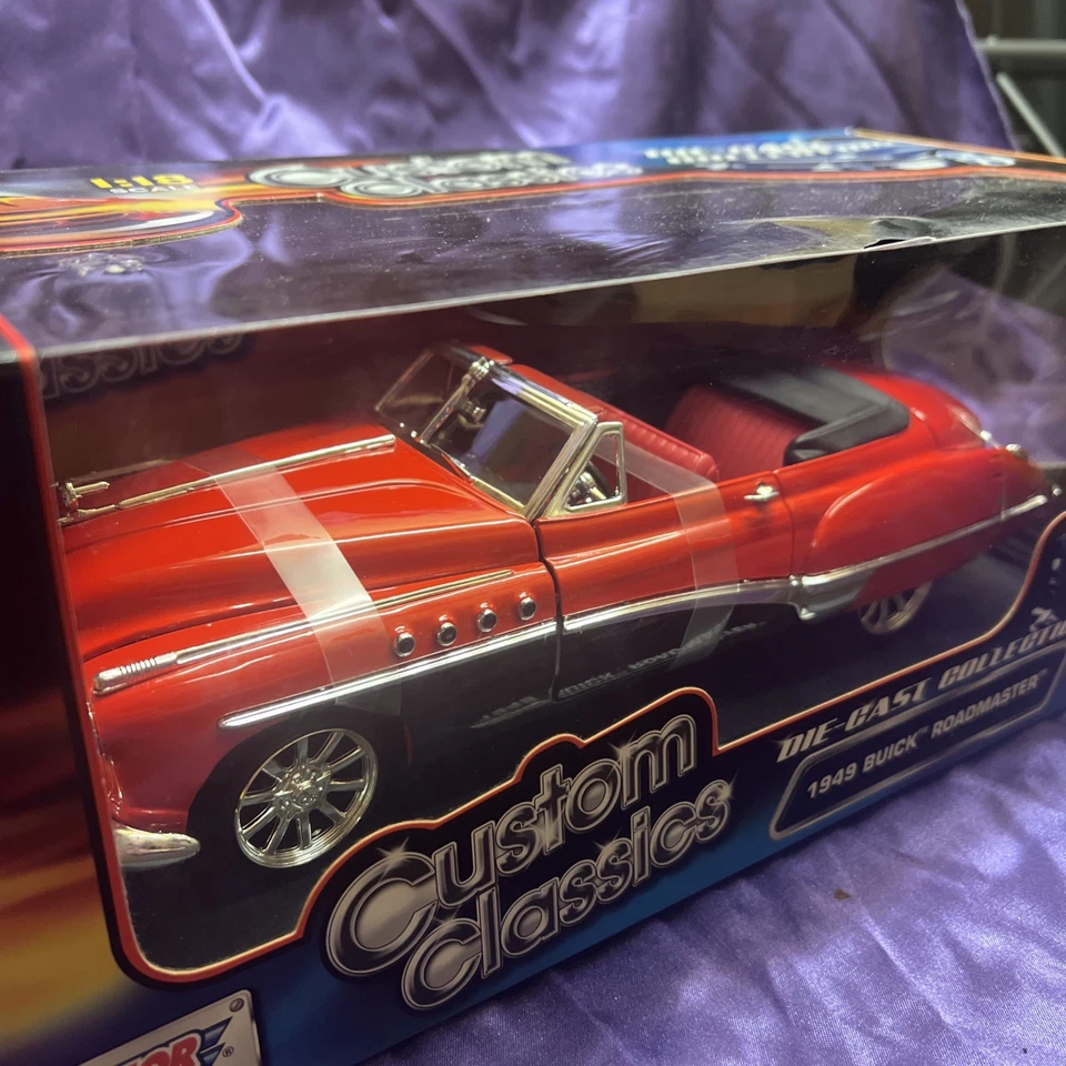 1949 Buick Roadmaster Convertible, Red - Motormax Custom Classics 1/18 Diecast  - Image 2 of 4
