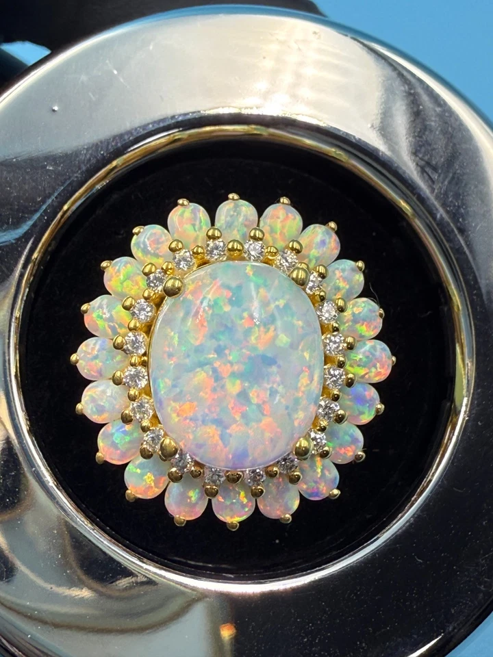 Anillo de compromiso con racimo de ópalo de fuego genuino corte ovalado de 3,20 quilates enchapado en oro amarillo de 14 quilates Foto 3 de 4