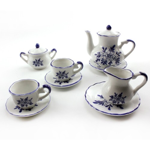 Vintage Delton Mini Tea Set in Wicker Basket – Blue Floral, Full Picnic Set - Picture 2 of 6