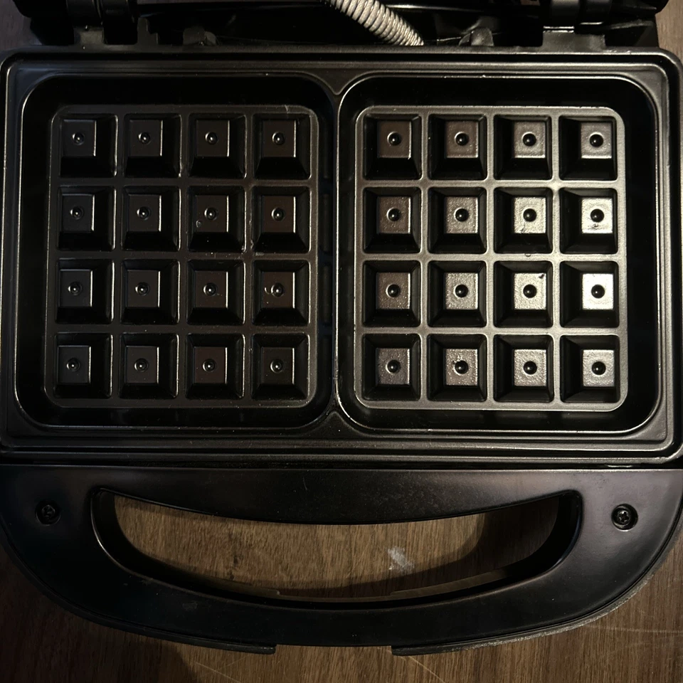 White Westinghouse Deep Non Stick Coating Square Belgian Waffle Maker #WWM2000 - Image 3 of 4