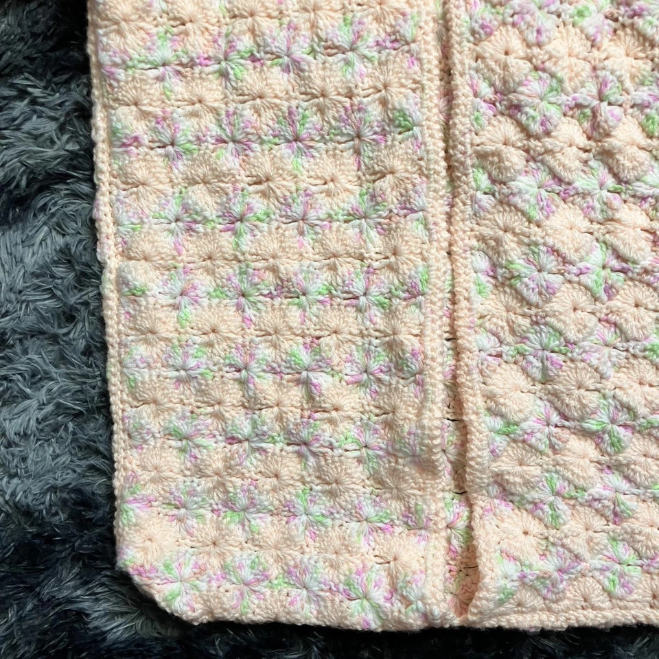 Manta de bebé con capucha portátil hecha a mano - Pastel Perfection Foto 2 de 4