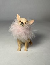 Chihuahua Rosa Pluma Boa Animal Perro Figura Escritorio Decoración